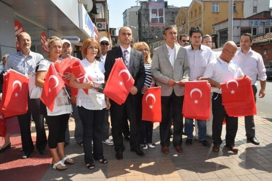 Mhp&rsquo;den, T&uuml;rk Bayrağı Ve Gen&ccedil;liğe Hitabe Dağıtımı