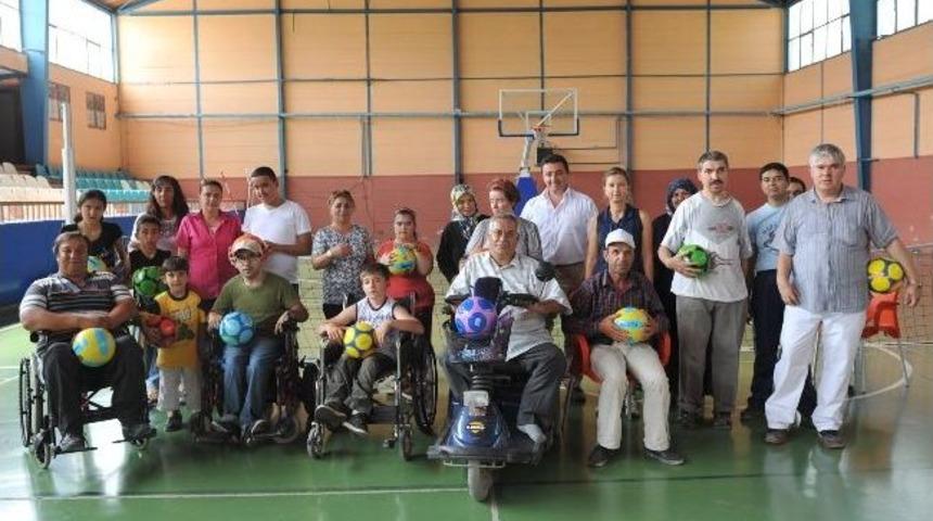 Başkan Vekili Bakıcı, Engelli Sporculara Top Hediye Etti