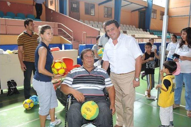 Başkan Vekili Bakıcı, Engelli Sporculara Top Hediye Etti