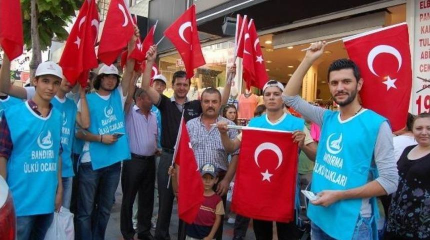 &Uuml;lk&uuml;c&uuml; Gen&ccedil;ler Bayrak Dağıttı