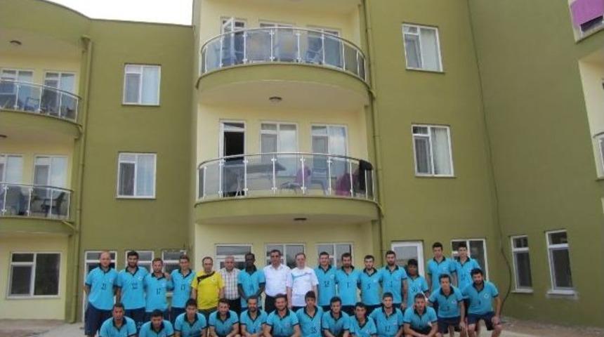 Başkan Akbaş, Esire Termal Tesislerinde Kamp Yapan K&uuml;tahya &Ouml;zel İdare Futbol Takımını Ziyaret Etti