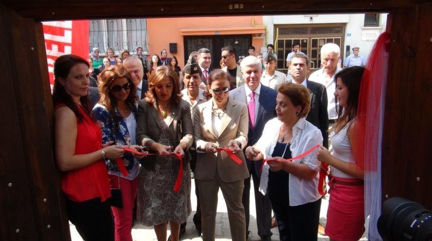 Eşinin &Ccedil;ocukluğunun Ge&ccedil;tiği Tarih&icirc; Evde Resim Sergisi A&ccedil;tı