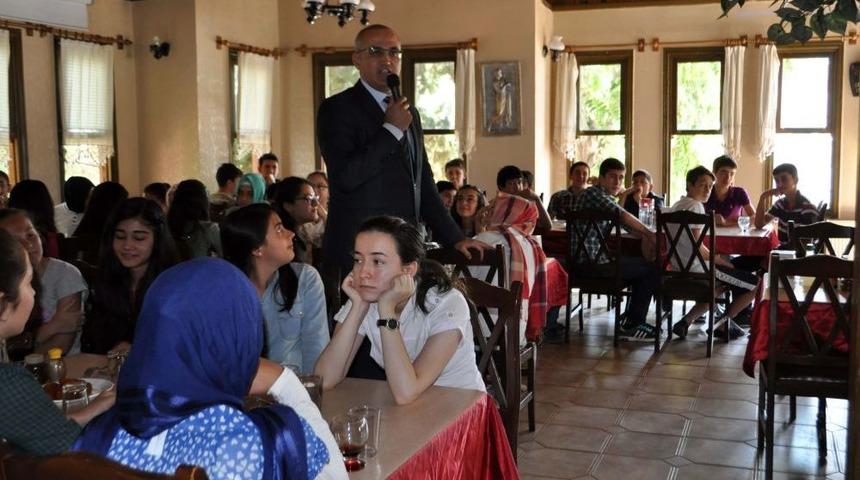 SBS'de Ilk 100'e Giren &Ouml;ğrencilere Veda Yemeği