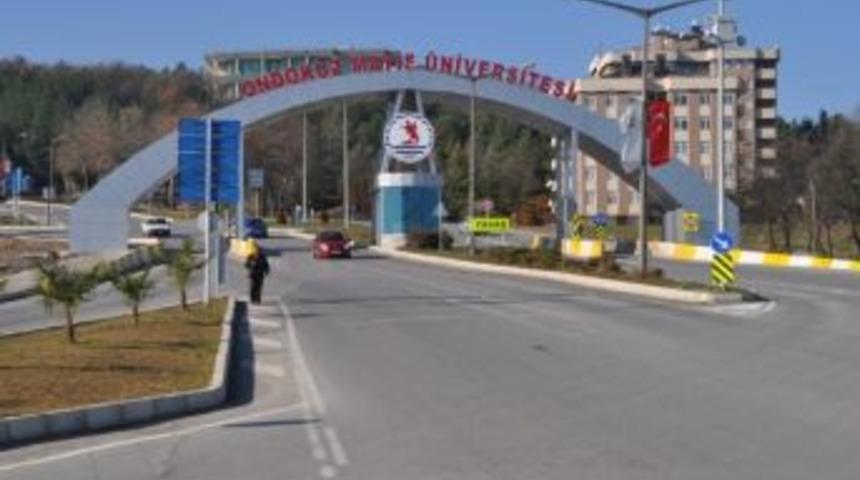 Om&uuml; Yeni &Ouml;ğrencilerini Kapıda Karşılıyor