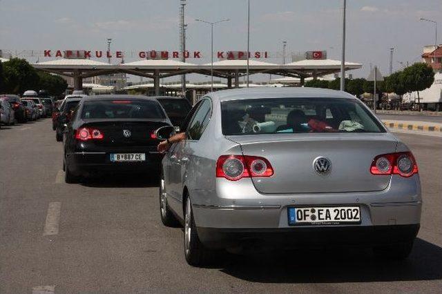 Gurbetçilerin Dönüşleri, Uzun Kuyruklar Oluşturdu