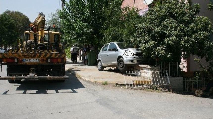 Hızını Alamayan Ara&ccedil;, Ağacı Yerinden S&ouml;kt&uuml;