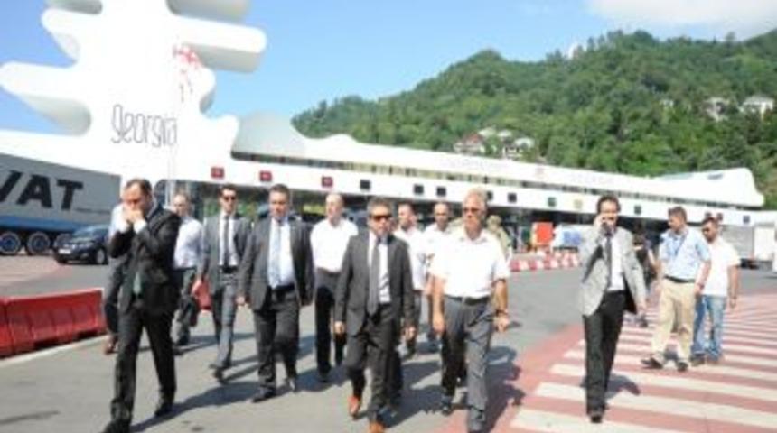 Vali Cirit: Sınırda B&uuml;rokrasiyi Azaltmak Mecburiyetindeyiz