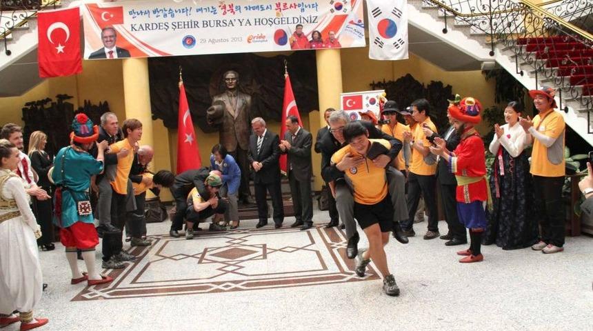 Teşekk&uuml;r Etmek I&ccedil;in Kore Gazilerini Sırtında Taşıdılar