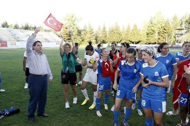 Bakan Kılıç'tan Konak'ın Şampiyon Kızlarına 100 Tl Prim