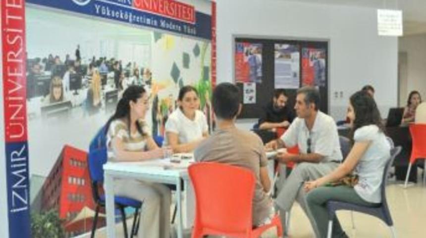İzmir &Uuml;niversitesi'nden Kayıtta Konfor