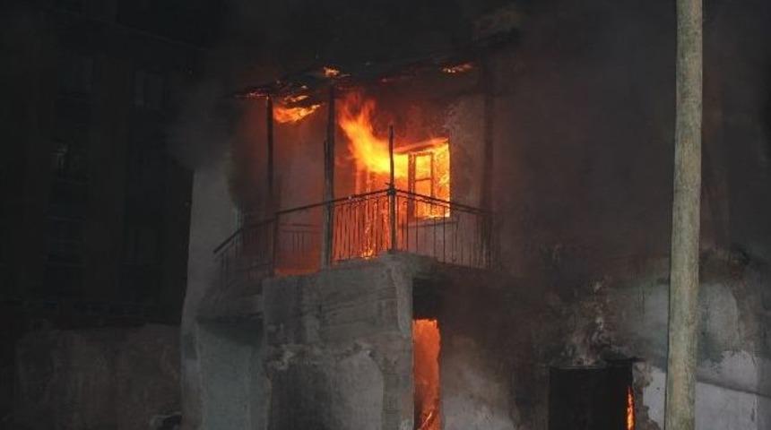 Boş Bina Alev Alev Yandı