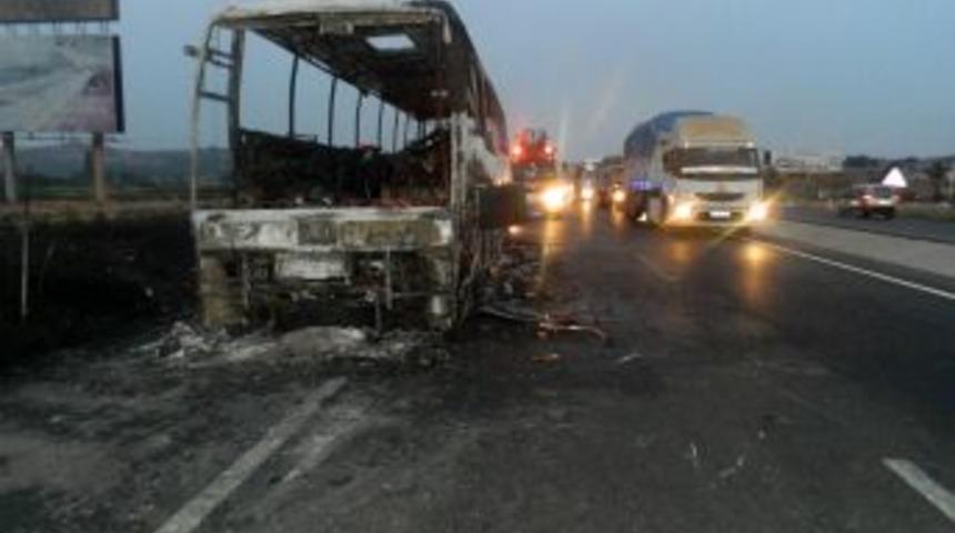 Alev Alev Yanan Otob&uuml;steki 33 Kişi Son Anda Kurtarıldı