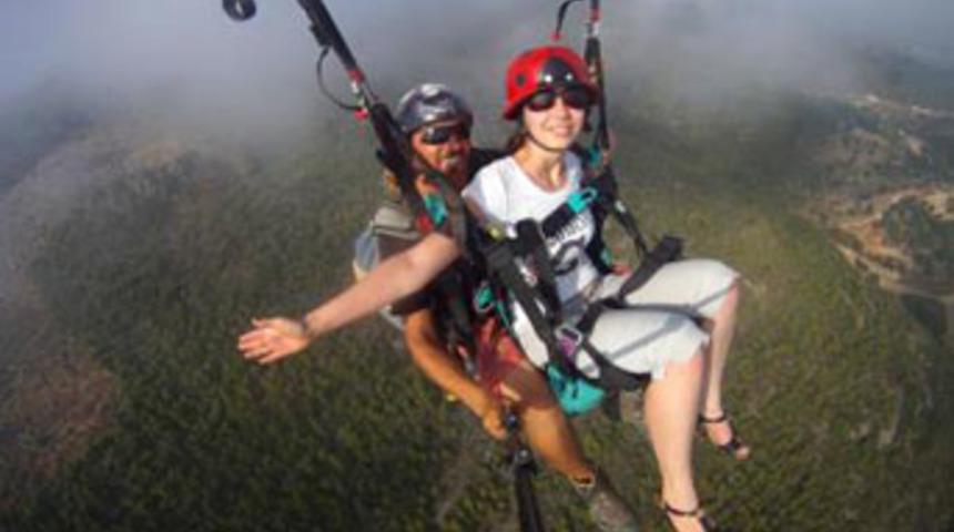 Yamaç paraşütüyle evlilik teklifi