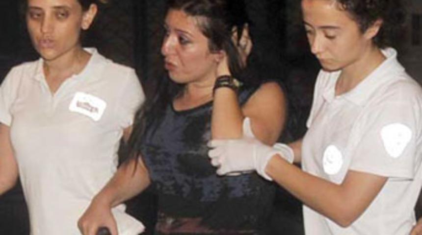 Gece yarısı eşini d&ouml;v&uuml;p otomobilden attı