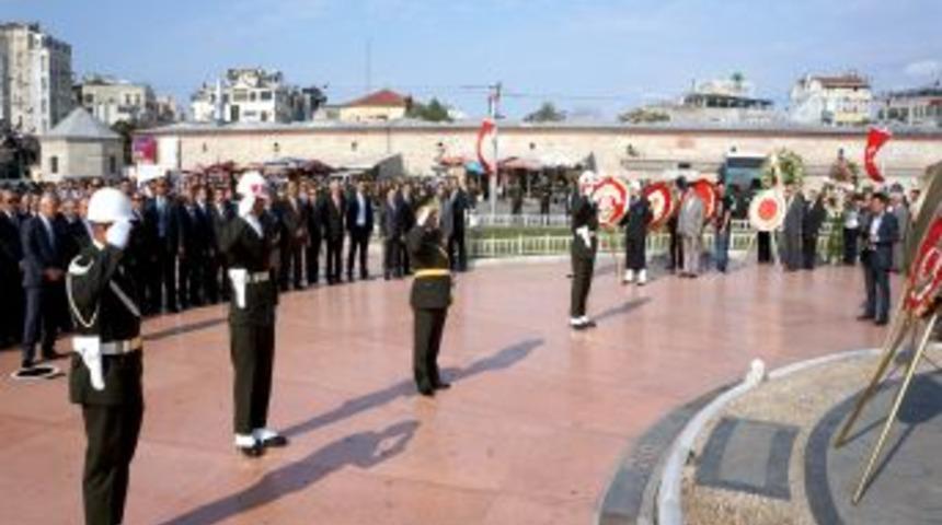 Cumhuriyet Anıtı'na Siyasi Partiler De Çelenk Koydu