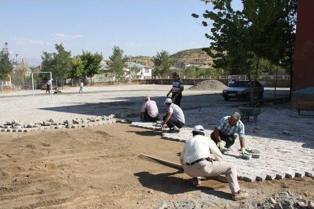 Belediye Okul Bahçesine Parke Taşı Döşedi