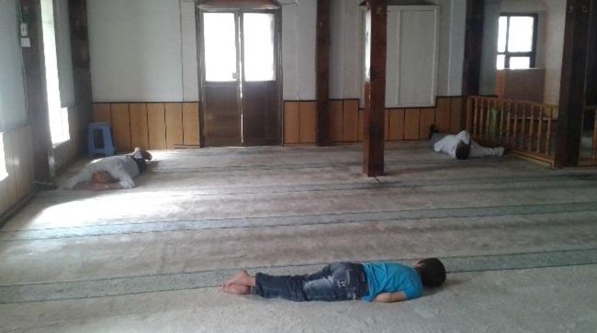 Sıcaktan Bunalan Vatandaşlar Camide Serinlemeyi Tercih Etti