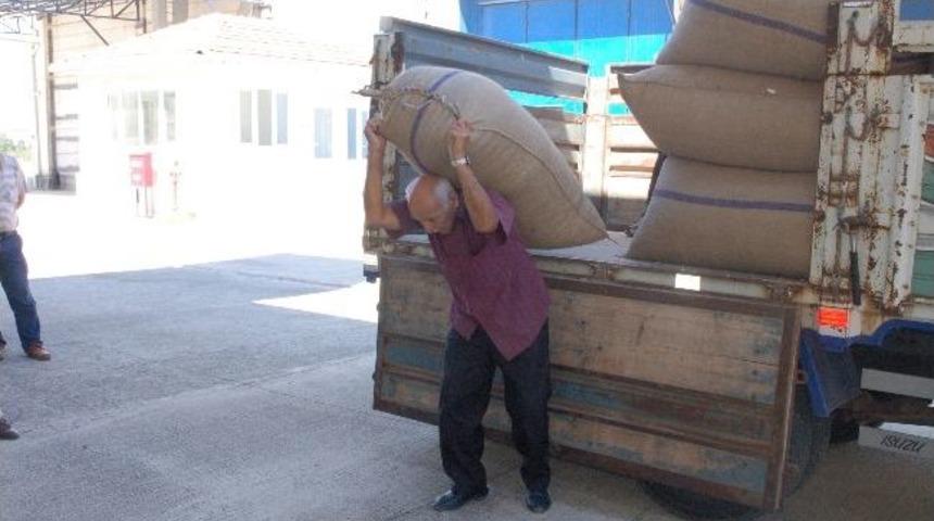 82 Yaşındaki Hamal, Gen&ccedil;lere Taş &Ccedil;ıkartıyor