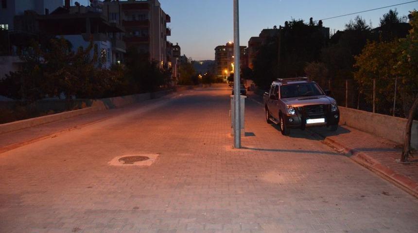 Yol Ortasındaki Elektrik Panosu Ve Direği Tehlikeye Davetiye &Ccedil;ıkarıyor