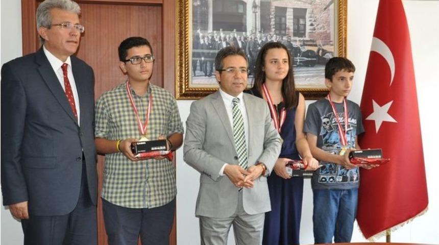 Artvin Valiliği, Başarılı &Ouml;ğrencileri &Ouml;d&uuml;llendirdi