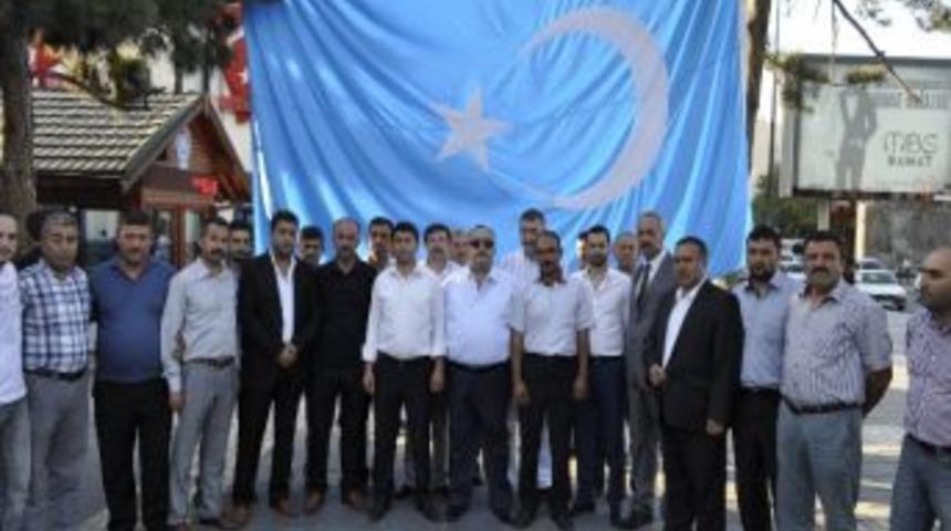 Mhp İl Başkanı Mete Eke, Doğu T&uuml;rkistan Sergisini Ziyaret Etti