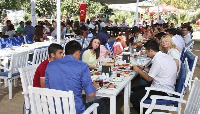 Başkan Şenol Üniversiteye Girmeye Hak Kazanan Öğrencilerle Bir Araya Geldi