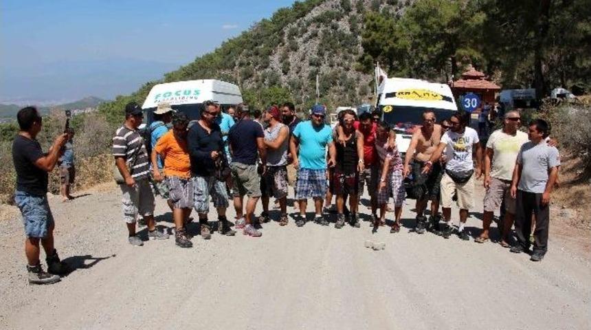 Paraş&uuml;t Pilotları Babadağın Bozuk Yollarını Protesto Etti