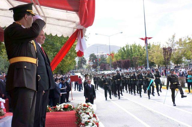 30 Ağustos Zafer Bayramı Ve Türk Silahları Günü Tüm Yurtta Coşkuyla Kutlanıyor