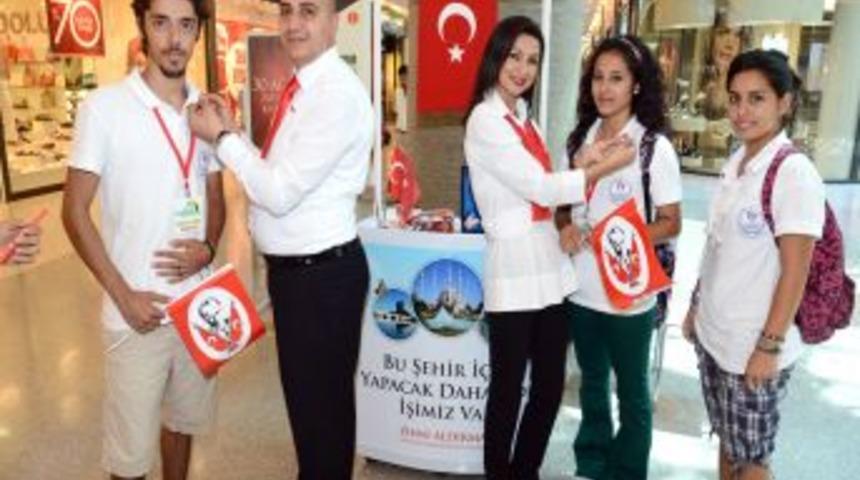 B&uuml;y&uuml;kşehir Belediyesi Zafer Bayramı&rsquo;nda Bayrak Ve Rozet Dağıttı