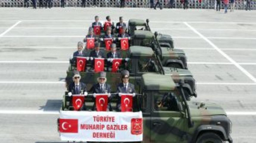 Cumhurbaşkanı G&uuml;l, 30 Ağustos Zafer Bayramı Kutlamalarına Eşiyle Katıldı