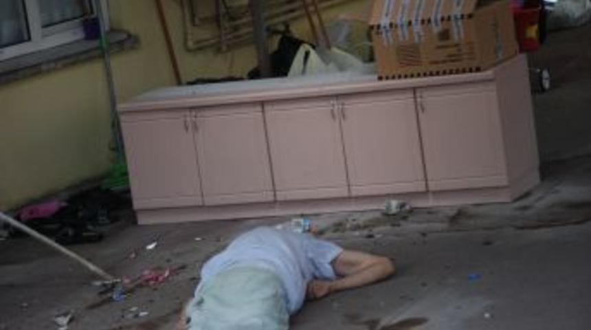 Evinin &Ccedil;atısını Temizlerken 4'&uuml;nc&uuml; Katın Terasına &Ccedil;akılan Yaşlı Adam &Ouml;ld&uuml;