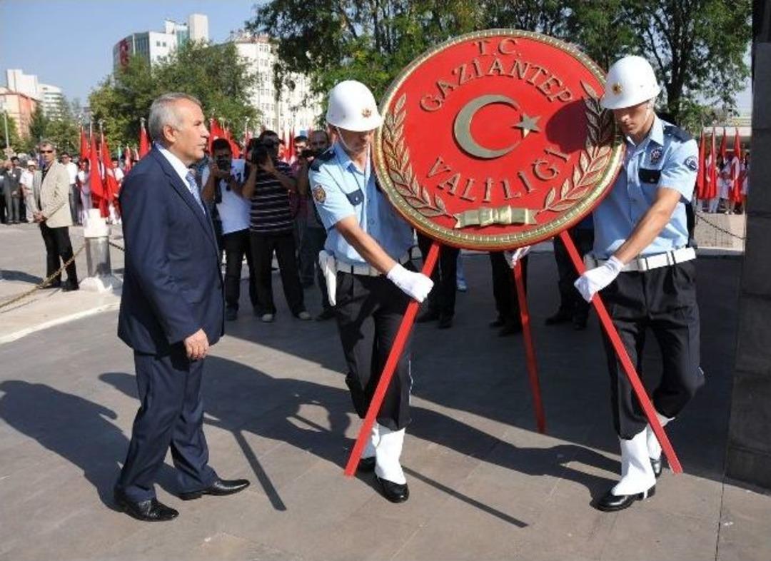 Demokrasi Meydanı&rsquo;na &Ccedil;elenk Konuldu