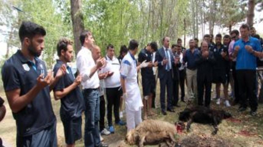 Erzurum B&uuml;y&uuml;kşehir Belediyespor, Sezona Kurban Kesimiyle Başladı