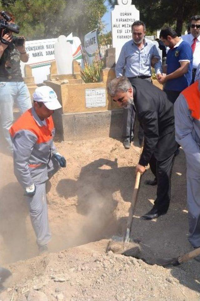 Bakan Yıldız, Manevi Kızı Zehra’yı Toprağa Verdi