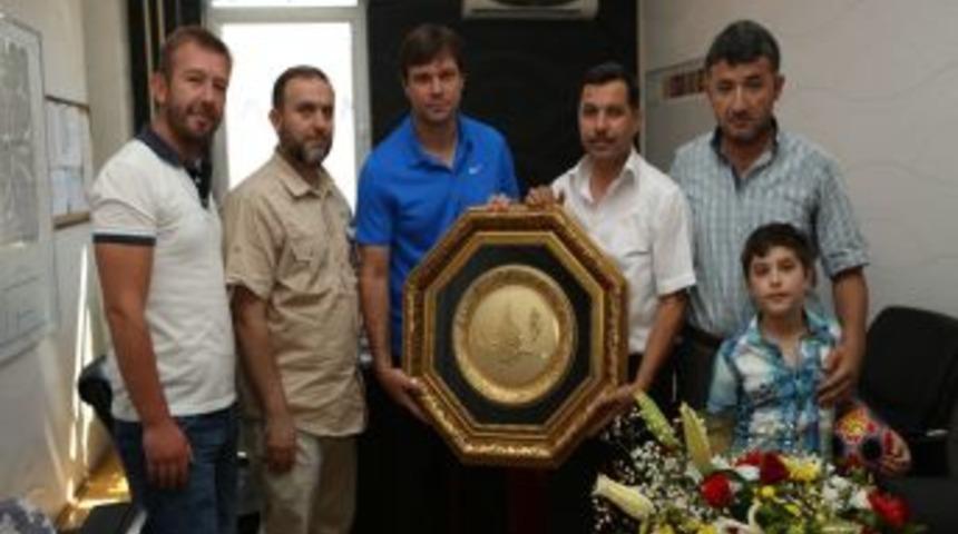 Eğitimcilerden Ertuğrul Sağlam&rsquo;a Osmanlı Tuğralı, Besmeleli Tablo