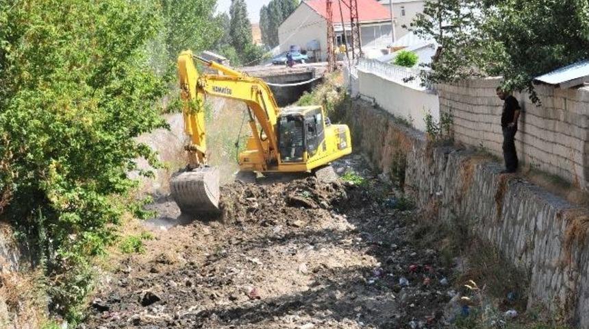 Eleşkirt'te Dere Temizliği &Ccedil;alışması