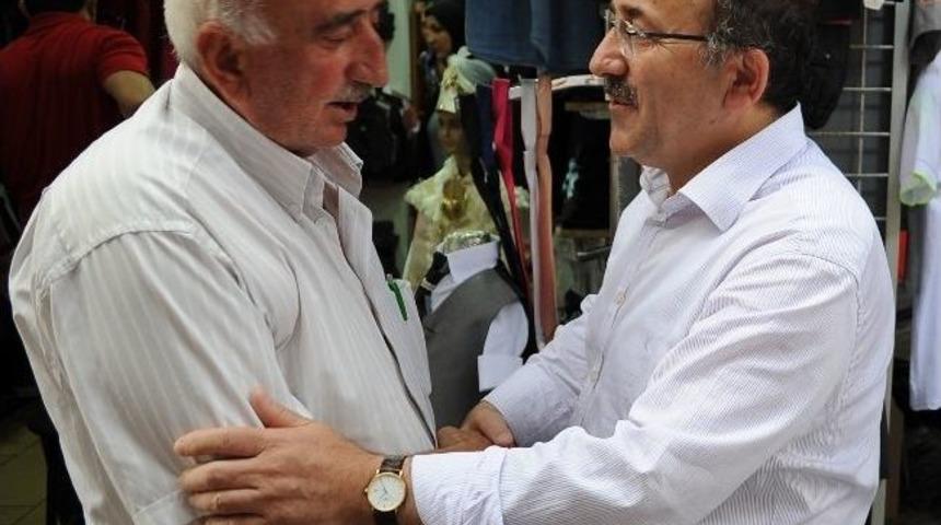 Başkan G&uuml;mr&uuml;k&ccedil;&uuml;oğlu, Halkın Taleplerini Dinliyor