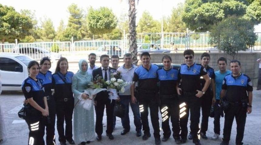 Polis Camiasının Mutlu G&uuml;n&uuml;