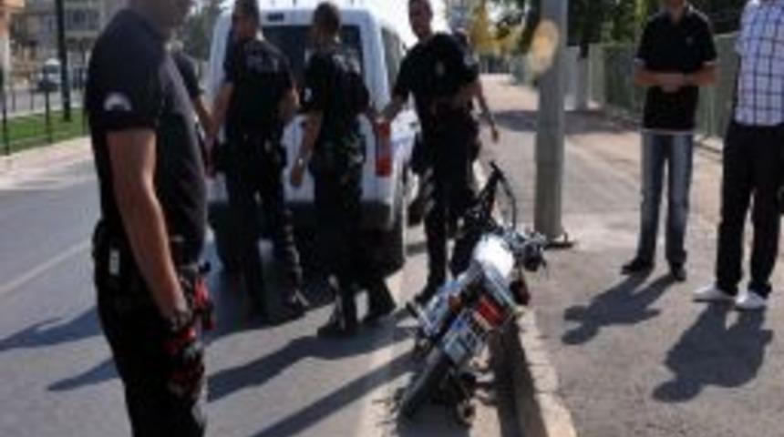 Dur Ihtarına Uymayan Motosiklet S&uuml;r&uuml;c&uuml;s&uuml; Polise &Ccedil;arptı: 1 &Ouml;l&uuml;, 2 Yaralı