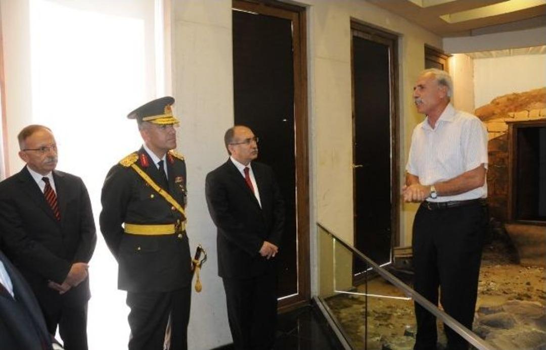 &Ccedil;anakkale Şehıtlerı Anıtı Protokol&uuml; Ağırladı