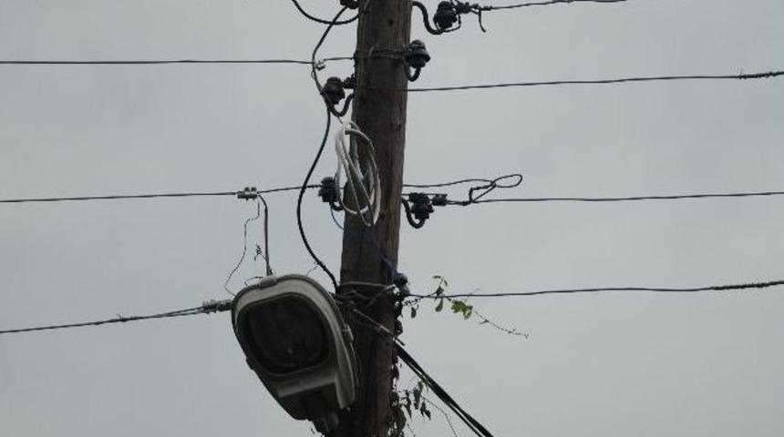 Kopan Elektrik Tellerini Tamir Ederken Akıma Kapıldı