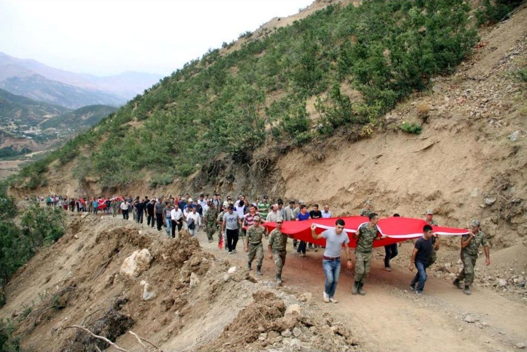 Asker-halk Kol Kola Goman Dağı'na Zafer Y&uuml;r&uuml;y&uuml;ş&uuml; Yaptı