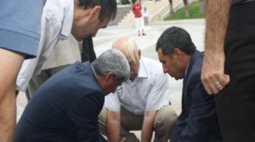 Bayılan &Ouml;ğrenciye İlk M&uuml;dahale Chp'li Vekilden