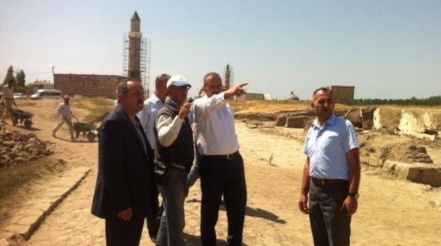 Kayat&uuml;rk Urartu M&uuml;zesi&rsquo;nde İncelemelerde Bulundu