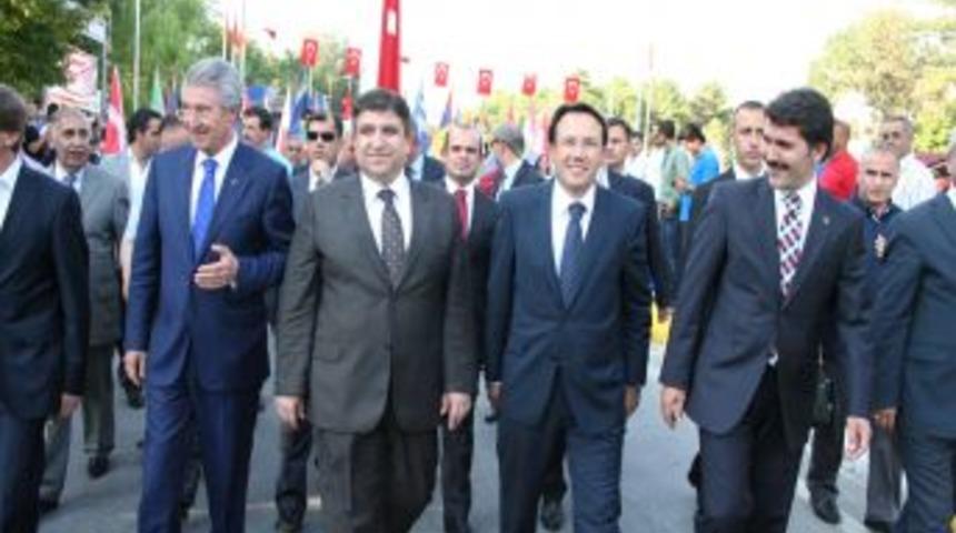 Yama&ccedil; Paraş&uuml;t&uuml; D&uuml;nya Şampiyonası Kortej Y&uuml;r&uuml;y&uuml;ş&uuml; Ile Başladı