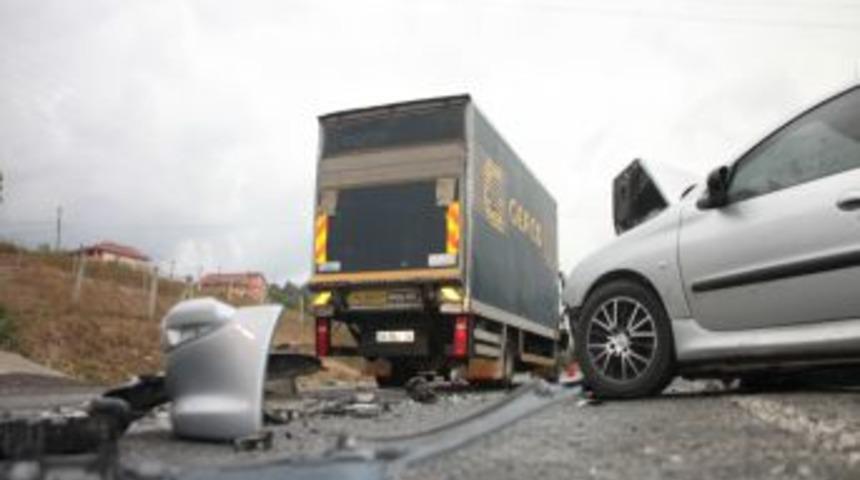 Kamyonet Otomobille Kafa Kafaya &Ccedil;arpıştı: 4 Yaralı