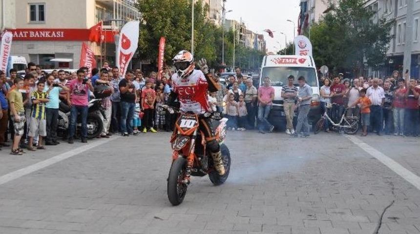 B&uuml;y&uuml;k Yarış &Ouml;ncesi Uşak Caddelerinde Motor Show