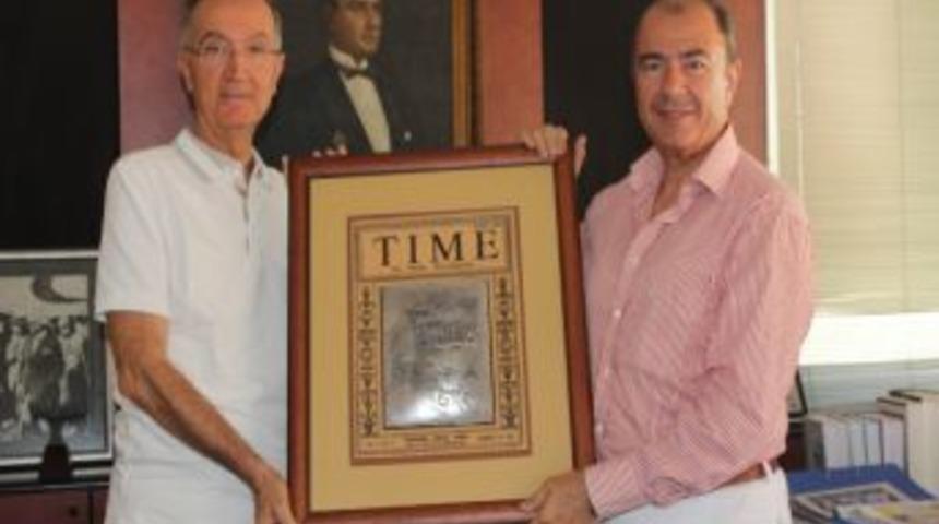 Karaosmanoğlu’na Zafer Bayramı’nda Anlamlı Hediye