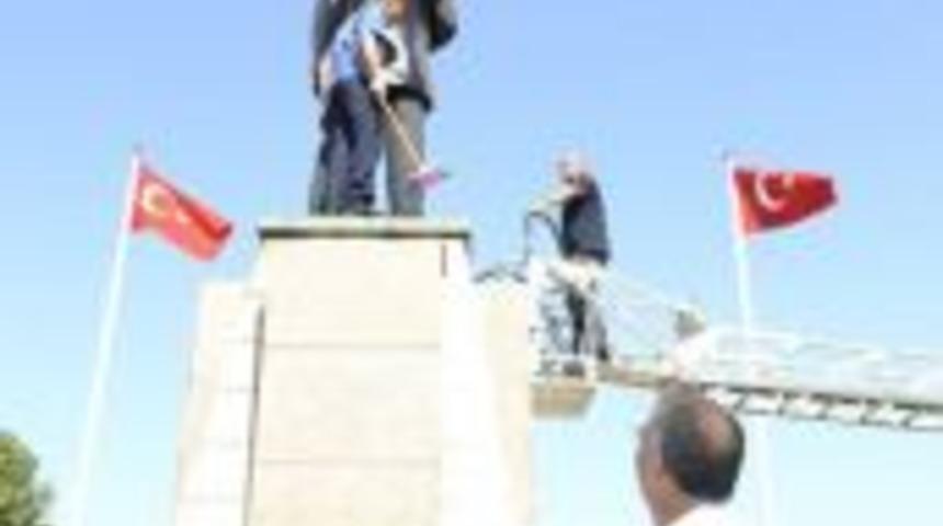 Atat&uuml;rk heykeli yıkandı
