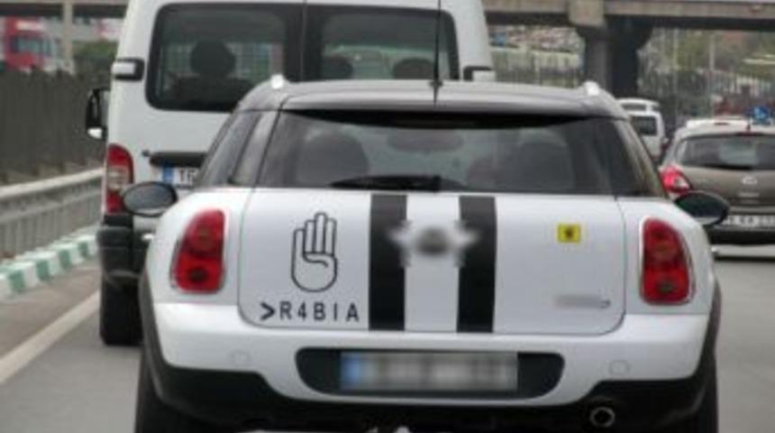 Otomobillerde Yeni Moda Rabia Selamı